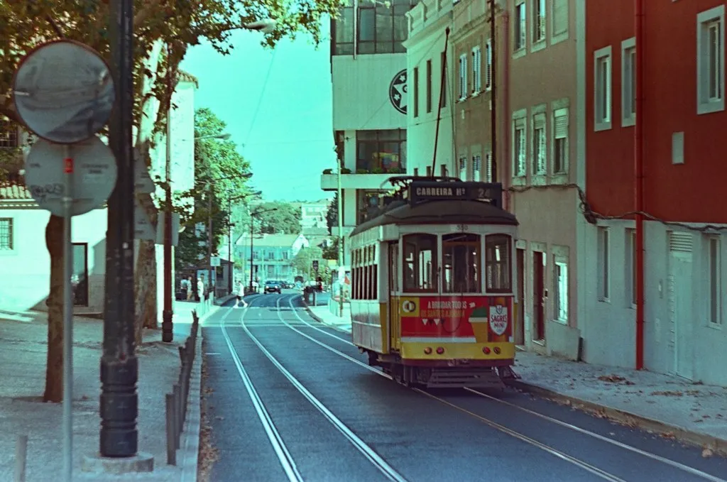 Rua em Lisboa com elétrico